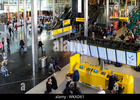 Paesi Bassi; Haarlemmermeer: Amsterdam-Schiphol aeroporto. Sala passeggeri e macchine di check-in Foto Stock