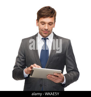 Business, comunicazione, tecnologia moderna e il concetto di ufficio - buisnessman con i tablet pc Foto Stock