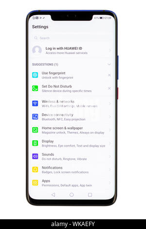 Varna, Bulgaria - Febbraio, 11, 2019: Studio shot di HUAWEI Mate 20 Pro Twilight smartphone, con 40 MP, f 1,8, 27mm Leica optics, octa-core e 1 Foto Stock