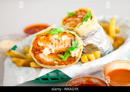 Fritto di pollo croccante Burrito servito con patate fritte Foto Stock