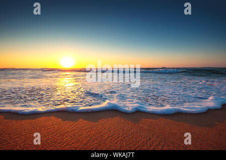 Bellissimo tramonto sul mare. Foto Stock