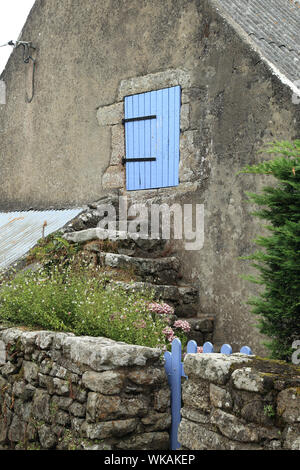 Finestra blu e soffitta con cassettoni e gradini in casa a Kerno sulla Ile aux Moines nel Golfe du Morbihan, Britannia, Francia Foto Stock