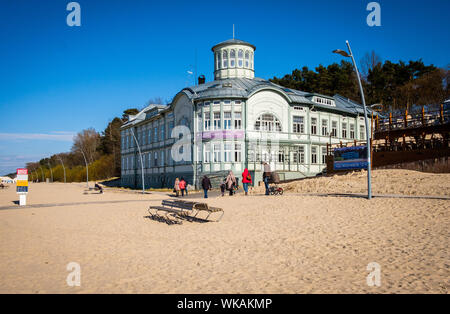 La Lettonia: Jurmala. Walkers sulla spiaggia in primavera, che si affaccia sul Mar Baltico Foto Stock