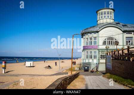 La Lettonia: Jurmala. Walkers sulla spiaggia in primavera, che si affaccia sul Mar Baltico Foto Stock