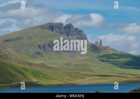 Loch Leathan e Storr & il vecchio uomo di Stor nr Portree Isola di Skye Highland Scozia Scotland Foto Stock