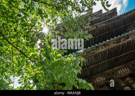 Yasaka Pagoda e Street durante la calda estate nel pomeriggio Foto Stock