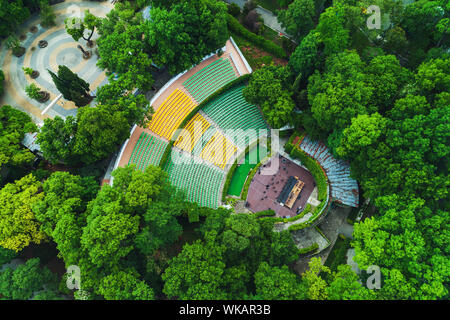 Vista aerea di Varna, Bulgaria e teatro estivo in giardino a mare park, opera anfiteatro. Foto Stock