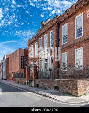 Pallant House Gallery di Chichester. L'originale Queen Anne house è stata estesa con un nuovo 2006 estensione da Sir Colin Wilson e lunga & Kentish. Foto Stock