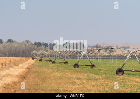 Centro agricolo di articolazione del sistema di irrigazione in una fattoria campo non utilizzato o non funzionante in Gauteng, Sud Africa Foto Stock