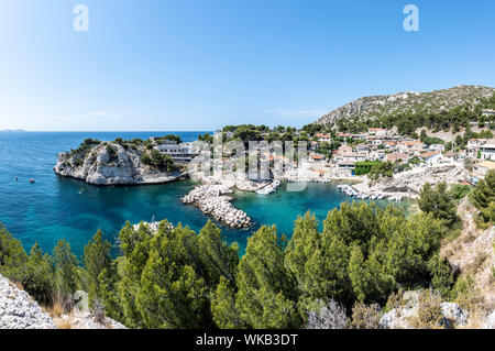 Porto di Niolon con le sue acque turchesi durante l'estate. Le Rove, Francia, Europa Foto Stock