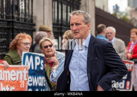 Damian Hinds deputato arrivato come Parlamento ripreso dopo la pausa estiva con il governo che discuteva No Deal Brexit e prorogue Foto Stock