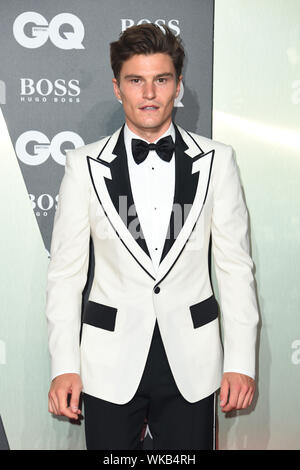 Oliver Cheshire arrivando al GQ Men of the Year Awards 2019 in associazione con Hugo Boss, tenutosi presso la Tate Modern di Londra. Foto Stock