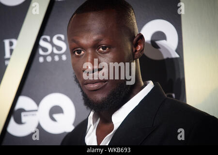 Stormzy arrivando al GQ Men of the Year Awards 2019 in associazione con Hugo Boss, tenutosi presso la Tate Modern di Londra. Foto Stock