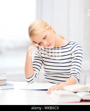 Donna concentrato Studiare in collegio Foto Stock