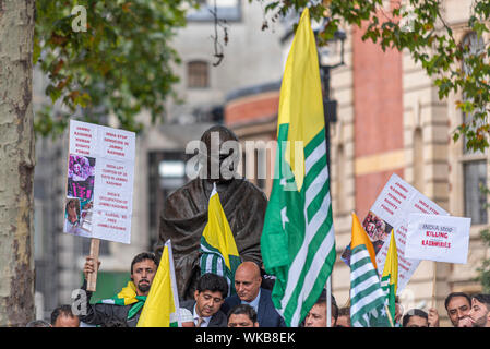 Una protesta prendendo posto dimostrando contro l'occupazione indiano del Jammu e Kashmir, sostenendo che hanno provocato migliaia di morti e di feriti Foto Stock