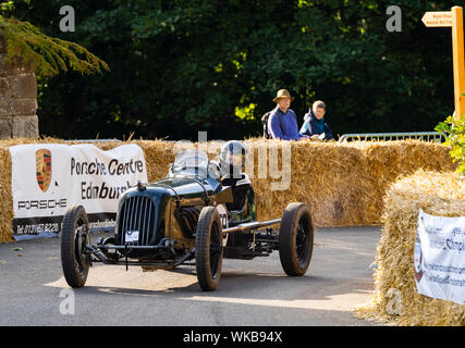 Boness Revival hillclimb motorsport evento in Boness, Scotland, Regno Unito. Il 2019 Bo'ness revival classico e Hillclimb, Scozia il primo scopo-costruito motorsport venue, ha segnato 60 anni poiché il doppio del Campione del Mondo di Formula 1 Jim Clark gareggiato qui. Esso ha avuto luogo sabato 31 agosto e domenica 1 settembre 2019. Auto 759, Marco Fontana in speciale Gillow Bugatti/Riley Foto Stock