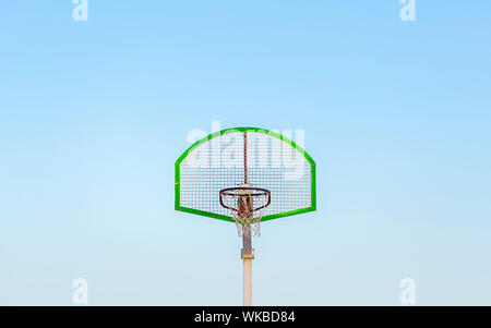 Cestello minima contro il cielo. Il minimo cesto basketbal in tribunale contro il cielo blu e chiaro. Vista ravvicinata di minimalista canestro da basket, Spagna, 2019. Foto Stock