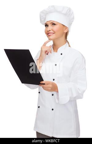 La cottura, la pubblicità e il concetto di cibo - femmina sorridente chef cuoco o baker con vuoto nero carta menu Foto Stock