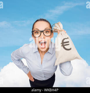 Stupiti imprenditrice azienda denaro borsa con euro Foto Stock