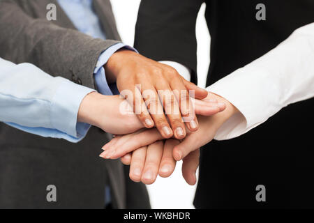 Business, succcess e concetto vincente - gruppo di imprenditori celebrando la vittoria Foto Stock