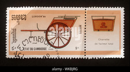 Timbro stampato in Cambogia mostra uffici postali rurali, carrello 'timbro mondo Londra 90' International Stamp Exhibition, circa 1990. Foto Stock