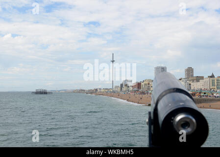 Brighton, Regno Unito, 2019-08-29. Chiudere fino al di fuori della messa a fuoco con il telescopio di Brighton Pier rimane e la nuova British Airays i360 torre in background Foto Stock