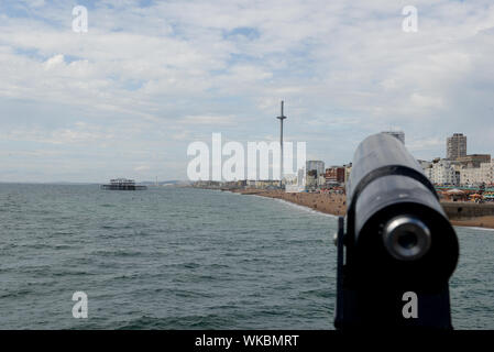 Brighton, Regno Unito, 2019-08-29. Chiudere fino al di fuori della messa a fuoco con il telescopio di Brighton Pier rimane e la nuova British Airays i360 torre in background Foto Stock