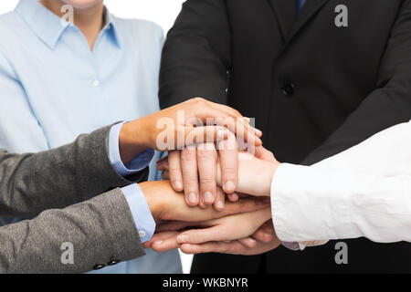 Business, succcess e concetto vincente - gruppo di imprenditori celebrando la vittoria Foto Stock