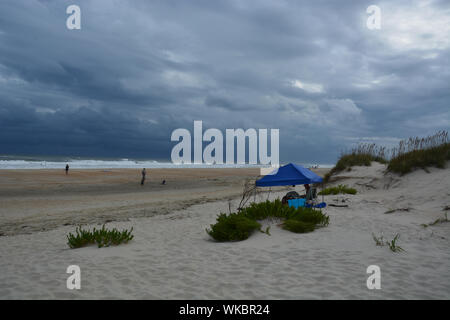 Nuvole temporalesche formano il mare off Ocracoke Island, North Carolina, un paio di giorni in anticipo di un colpo diretto dall uragano Dorian il 6 settembre 2019. Foto Stock