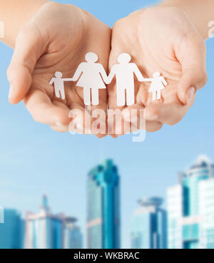 Mani femminili con carta famiglia uomo Foto Stock