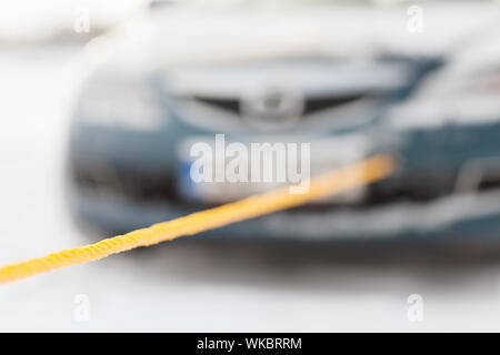 Il trasporto, l'inverno e la concezione del veicolo - primo piano della vettura trainata con fune di traino Foto Stock