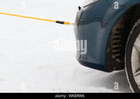 Il trasporto, l'inverno e la concezione del veicolo - primo piano della vettura trainata con fune di traino Foto Stock