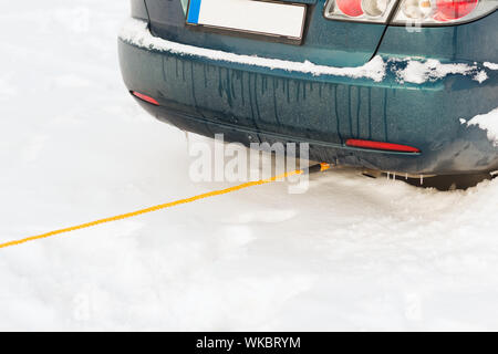 Il trasporto, l'inverno e la concezione del veicolo - closeup di traino auto con fune di traino Foto Stock