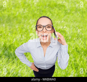 Business, technilogy, la comunicazione e il concetto di ufficio - imprenditrice in occhiali con lo smartphone per parlare a qualcuno Foto Stock