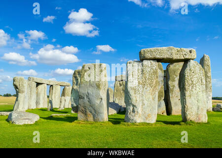 Stonehenge cerchio di pietre sarsen pietre montante e bluestones sdraiato a Stonehenge vicino a Amesbury Wiltshire, Inghilterra UK GB Europa Foto Stock