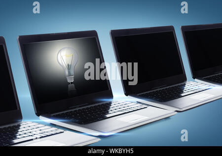Tecnologia e concetto di pubblicità - molti computer laptop con vuoto schermi neri Foto Stock