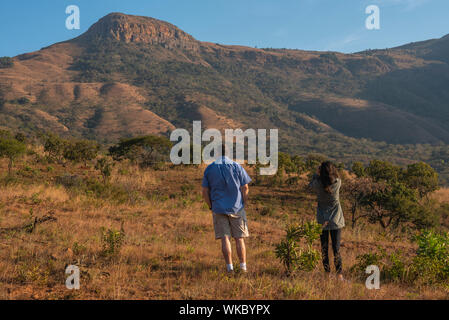 Persone a piedi birdwatching in una riserva naturale Foto Stock