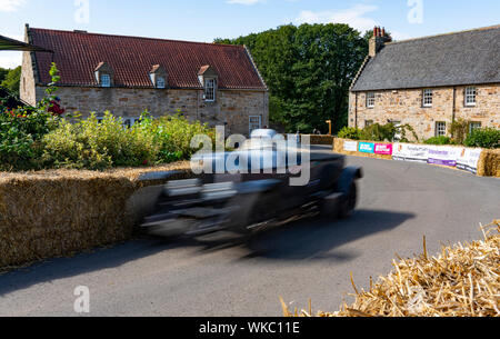 Boness Revival hillclimb motorsport evento in Boness, Scotland, Regno Unito. Il 2019 Bo'ness revival classico e Hillclimb, Scozia il primo scopo-costruito motorsport venue, ha segnato 60 anni poiché il doppio del Campione del Mondo di Formula 1 Jim Clark gareggiato qui. Esso ha avuto luogo sabato 31 agosto e domenica 1 settembre 2019. Parte del cortile di via Foto Stock