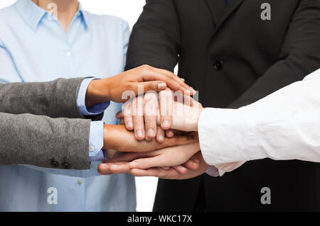 Business, succcess e concetto vincente - gruppo di imprenditori celebrando la vittoria Foto Stock