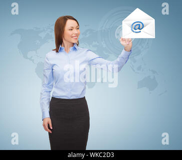 Sorridente imprenditrice lavora con schermo virtuale Foto Stock