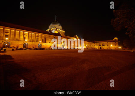 Palazzo del governo illuminato di notte, Rashtrapati Bhavan, New Delhi, India Foto Stock