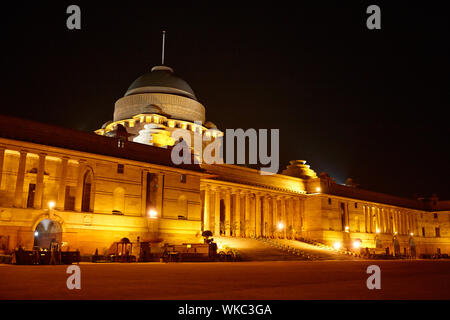 Palazzo del governo illuminato di notte, Rashtrapati Bhavan, New Delhi, India Foto Stock