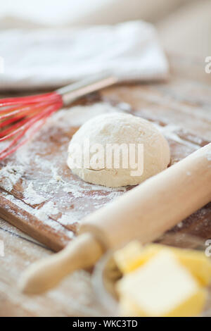 Il raffreddamento e la home concetto - close up di pasta di pane sul tagliere Foto Stock