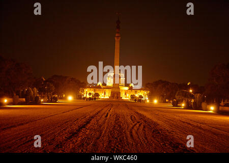 Palazzo del governo illuminato di notte, Rashtrapati Bhavan, New Delhi, India Foto Stock