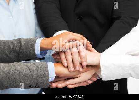 Business, succcess e concetto vincente - gruppo di imprenditori celebrando la vittoria Foto Stock