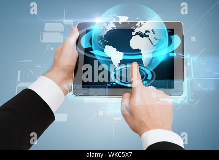 Business, internet e il concetto di tecnologia - close up uomo mani toccano tablet pc con ologramma globe Foto Stock