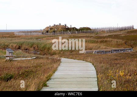 Il lungomare che conduce a una ricostruzione di un edificio a L'Anse aux Meadows in Terranova e Labrador, Canada. Foto Stock