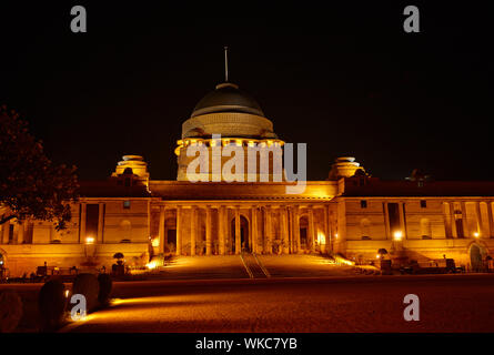 Palazzo del governo illuminato di notte, Rashtrapati Bhavan, New Delhi, India Foto Stock