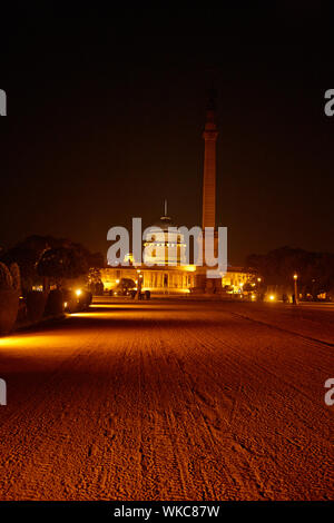 Palazzo del governo illuminato di notte, Rashtrapati Bhavan, New Delhi, India Foto Stock