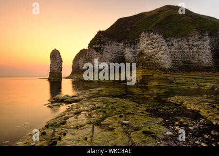 Le prime luci dell alba a Flamborough Head Beach Foto Stock